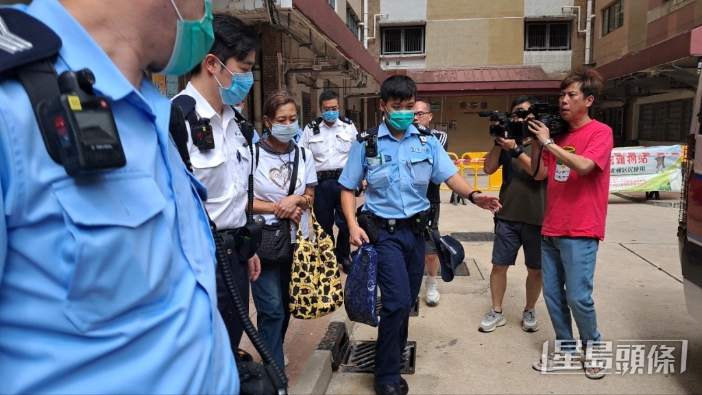 死者的母親到場協查。林思明攝 死者的母親到場協查。林思明攝