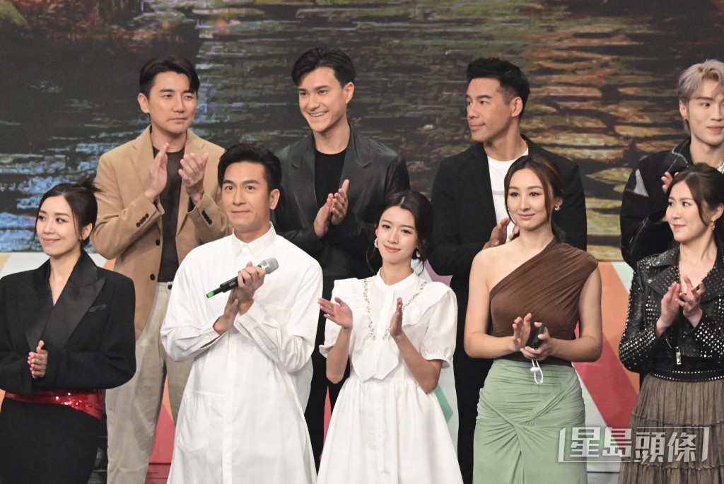 馬國明、蔡思貝同樣穿上白色現身。