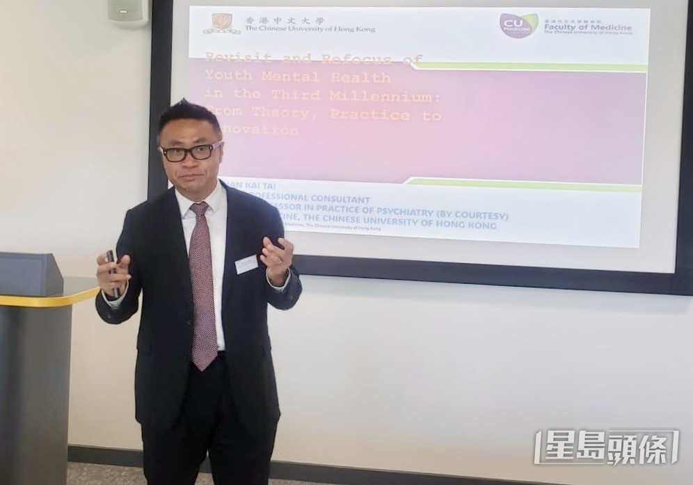 中大醫學院臨床專業顧問及精神科專業應用副教授陳啓泰認為,本港須進行有關長者使用智能手機習慣的大型普查。 受訪者提供 中大醫學院臨床專業顧問及精神科專業應用副教授陳啓泰認為,本港須進行有關長者使用智能手機習慣的大型普查。 受訪者提供