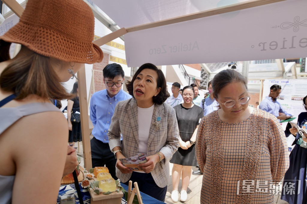麥美娟(右二)出席新平台「連青人網絡」啟動禮後,「急急腳去掃貨」。歐樂年攝 麥美娟(右二)出席新平台「連青人網絡」啟動禮後,「急急腳去掃貨」。歐樂年攝