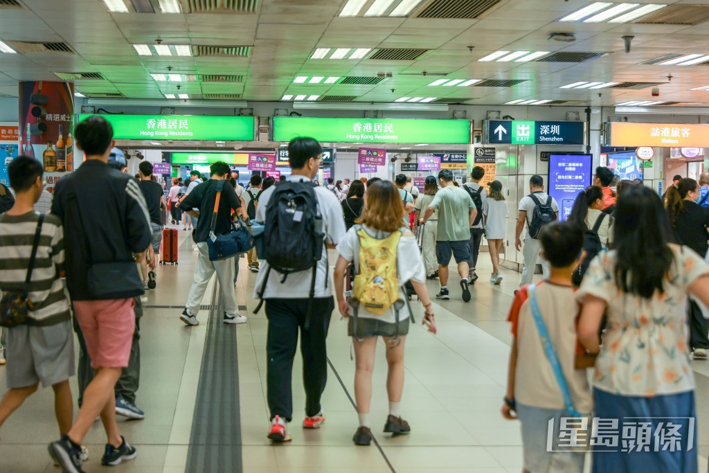 五一黃金周最後一日,大批旅客經羅湖口岸回內地。何家豪攝 五一黃金周最後一日,大批旅客經羅湖口岸回內地。何家豪攝