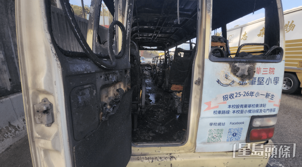 元朗公路小巴自焚 烈火熊熊燒通頂。黎志偉攝 元朗公路小巴自焚 烈火熊熊燒通頂。黎志偉攝