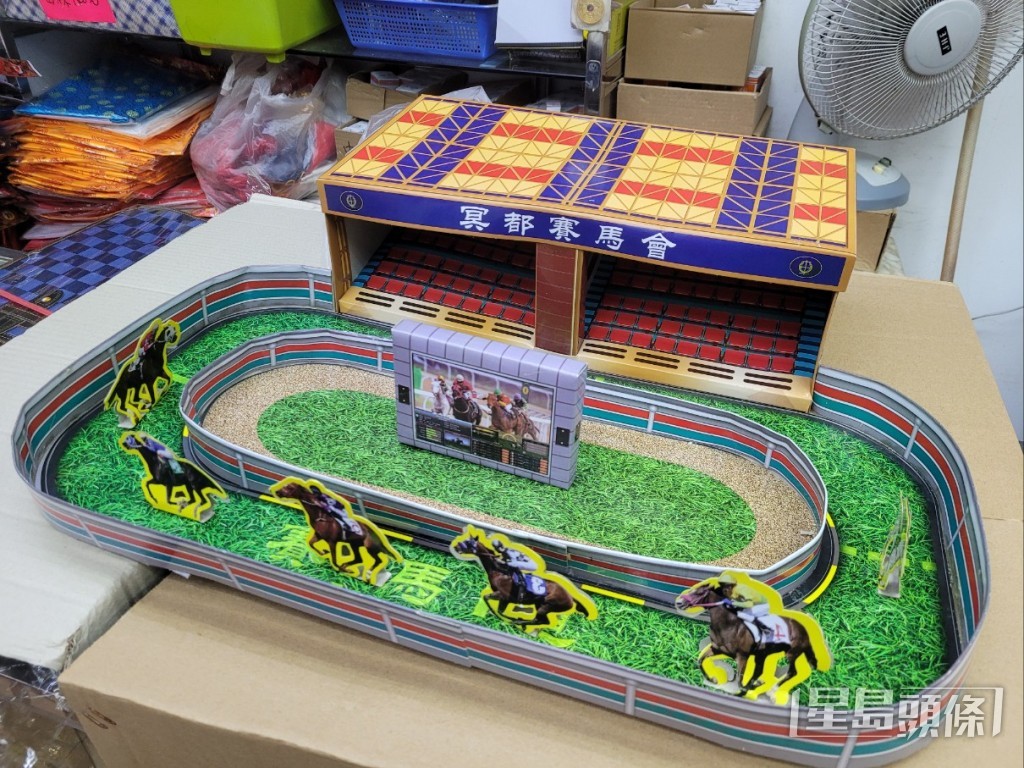 紙紮馬場可讓先人自己跑馬。趙克平攝