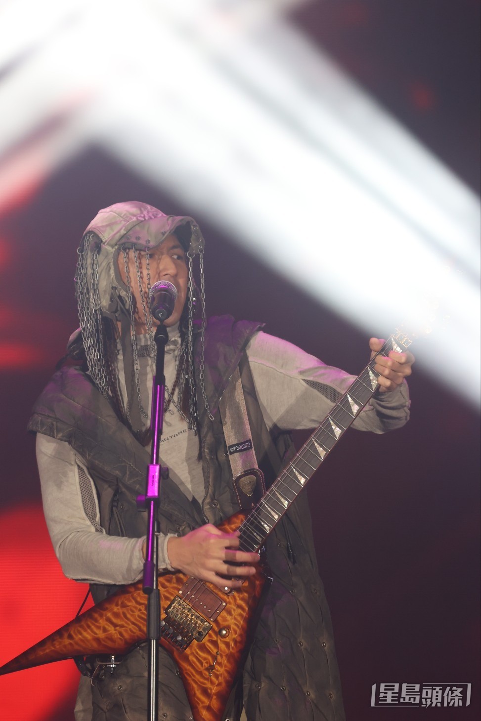 謝霆鋒頭戴吊滿鐵鏈的帽rock爆登場，以結他自彈自唱《潛龍勿用》，不少觀眾湧上前，掀起高潮！