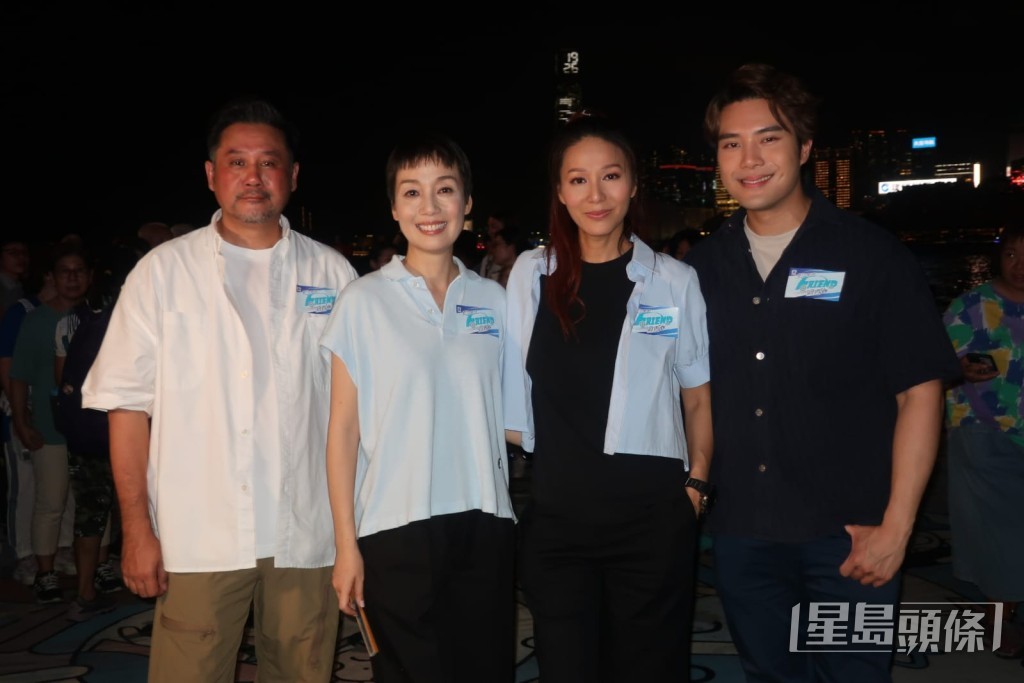 從左到右:麥長青(麥包)、江美儀、滕麗名、陳浚霆昨晚(28日)現身灣仔海濱市集拍攝節目《約埋班Friend遊香港》。 從左到右:麥長青(麥包)、江美儀、滕麗名、陳浚霆昨晚(28日)現身灣仔海濱市集拍攝節目《約埋班Friend遊香港》。