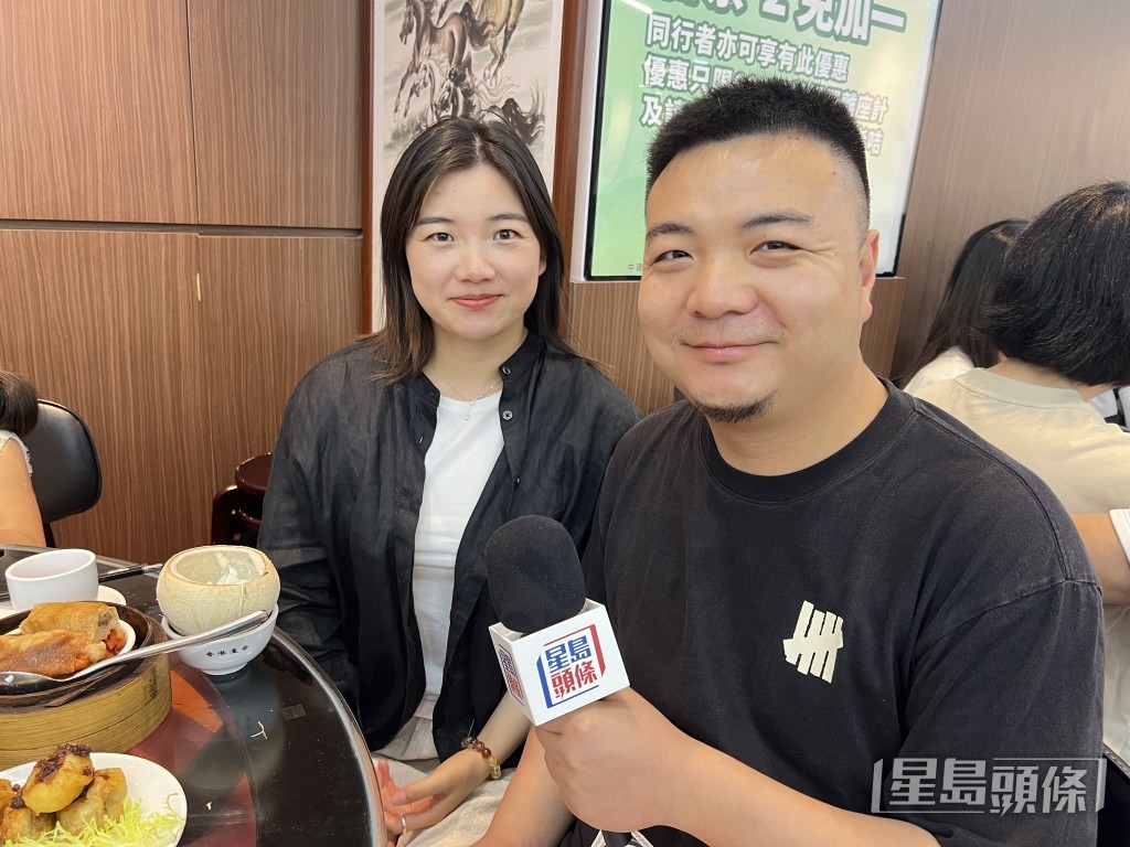 內地客王先生與谷小姐到訪蓮香樓,谷小姐讚「點心車」形式可增添親歷感。曹露尹攝 內地客王先生與谷小姐到訪蓮香樓,谷小姐讚「點心車」形式可增添親歷感。曹露尹攝