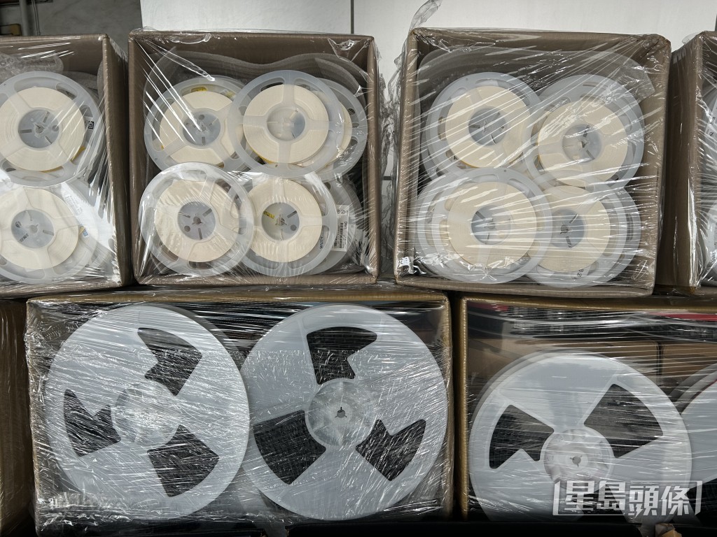 貨櫃檢獲一批價值高的全新集成電路。林思明攝 貨櫃檢獲一批價值高的全新集成電路。林思明攝