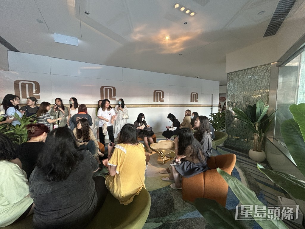  多名住客疏散到地下大堂。林思明攝