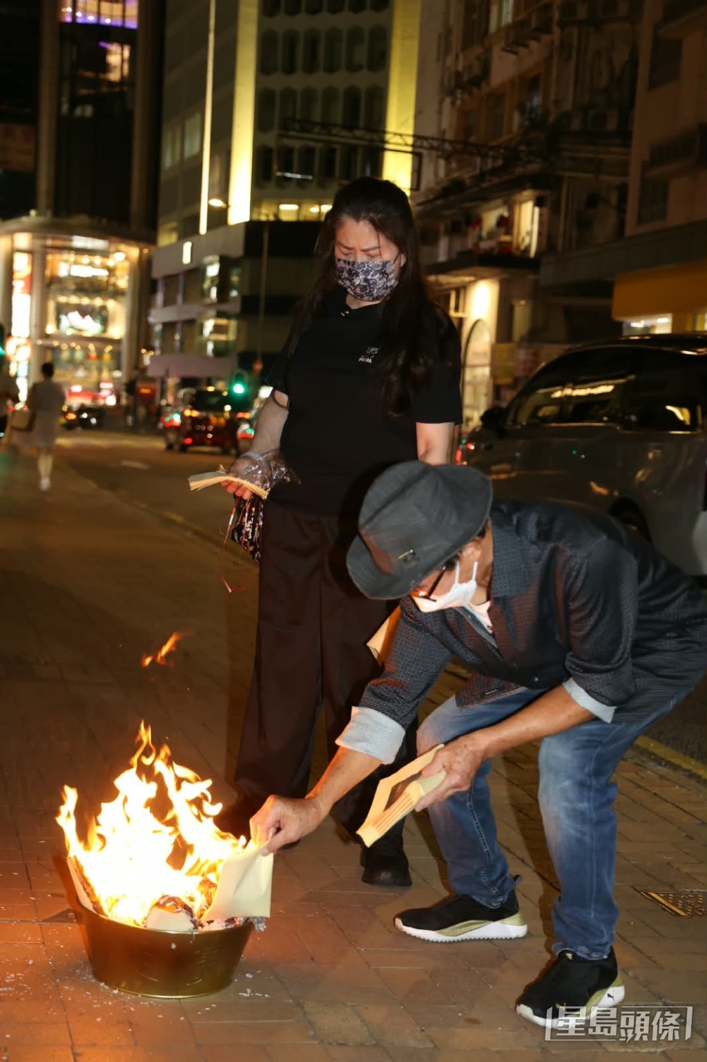 兩人也不理途人目光,邊燒邊叫:「阿媽收嘢呀!」 兩人也不理途人目光,邊燒邊叫:「阿媽收嘢呀!」