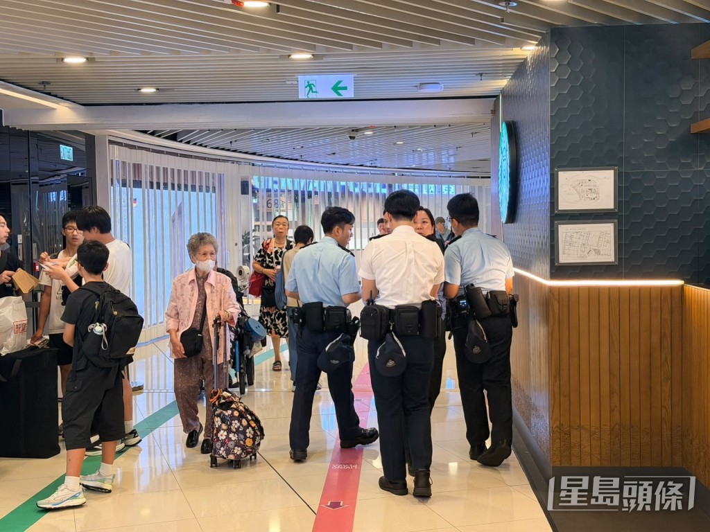 警員到場維持秩序。梁國峰攝 警員到場維持秩序。梁國峰攝