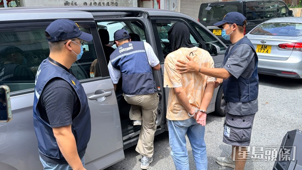 被捕士多職員。梁國峰攝 被捕士多職員。梁國峰攝