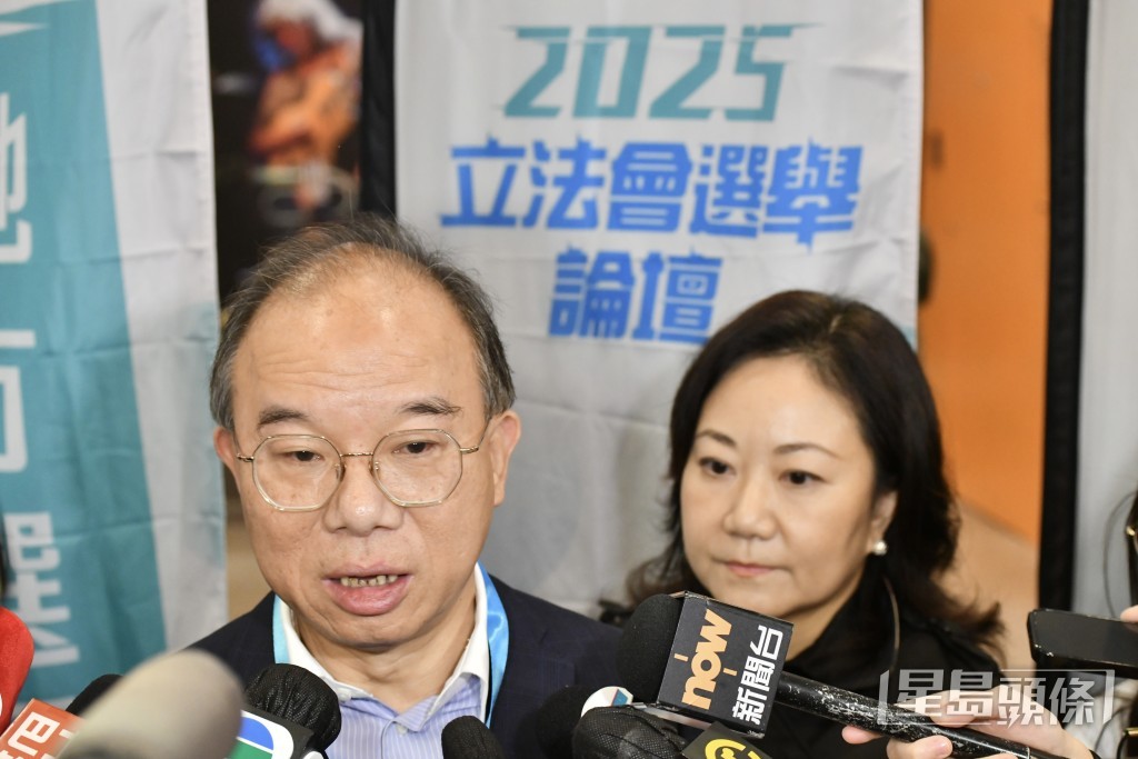 政制及内地事務局局長曾國衞。