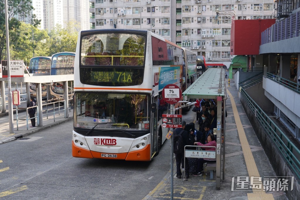 頌雅路西「熟地」有巴士及小巴直達鄰近港鐵太和站及大埔墟站。