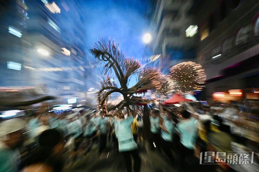 大小火龍在街道上舞動。