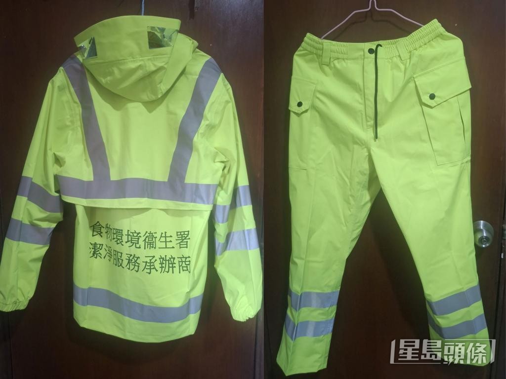 本地藝術家程展緯以「5分鐘花灑測試法」,發現工友所穿的新款雨衣,在1至2分鐘已濕透。 受訪者提供 本地藝術家程展緯以「5分鐘花灑測試法」,發現工友所穿的新款雨衣,在1至2分鐘已濕透。 受訪者提供