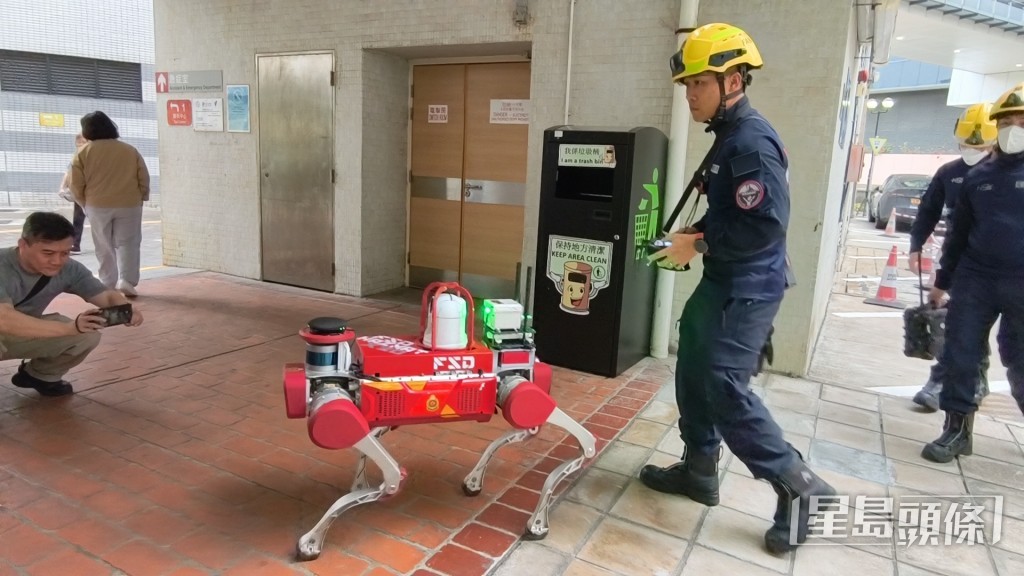 專隊使用遙控機械犬協助尋找源頭。 專隊使用遙控機械犬協助尋找源頭。