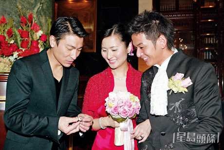吴家乐与周蕙蕙结婚时，刘德华出席婚宴向一对新人送贺礼。