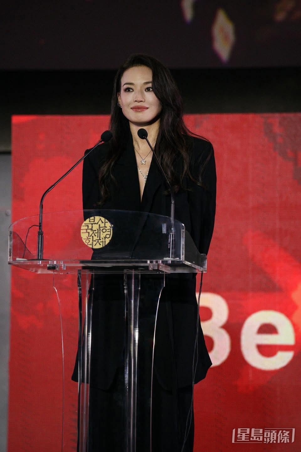 舒淇首次自編自導的電影《女孩》，在第30屆釜山國際影展榮獲「最佳導演獎」。