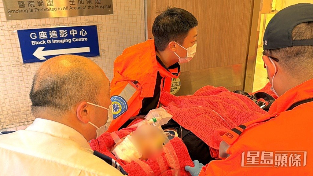 女童半清醒送院救治。梁國峰攝 女童半清醒送院救治。梁國峰攝