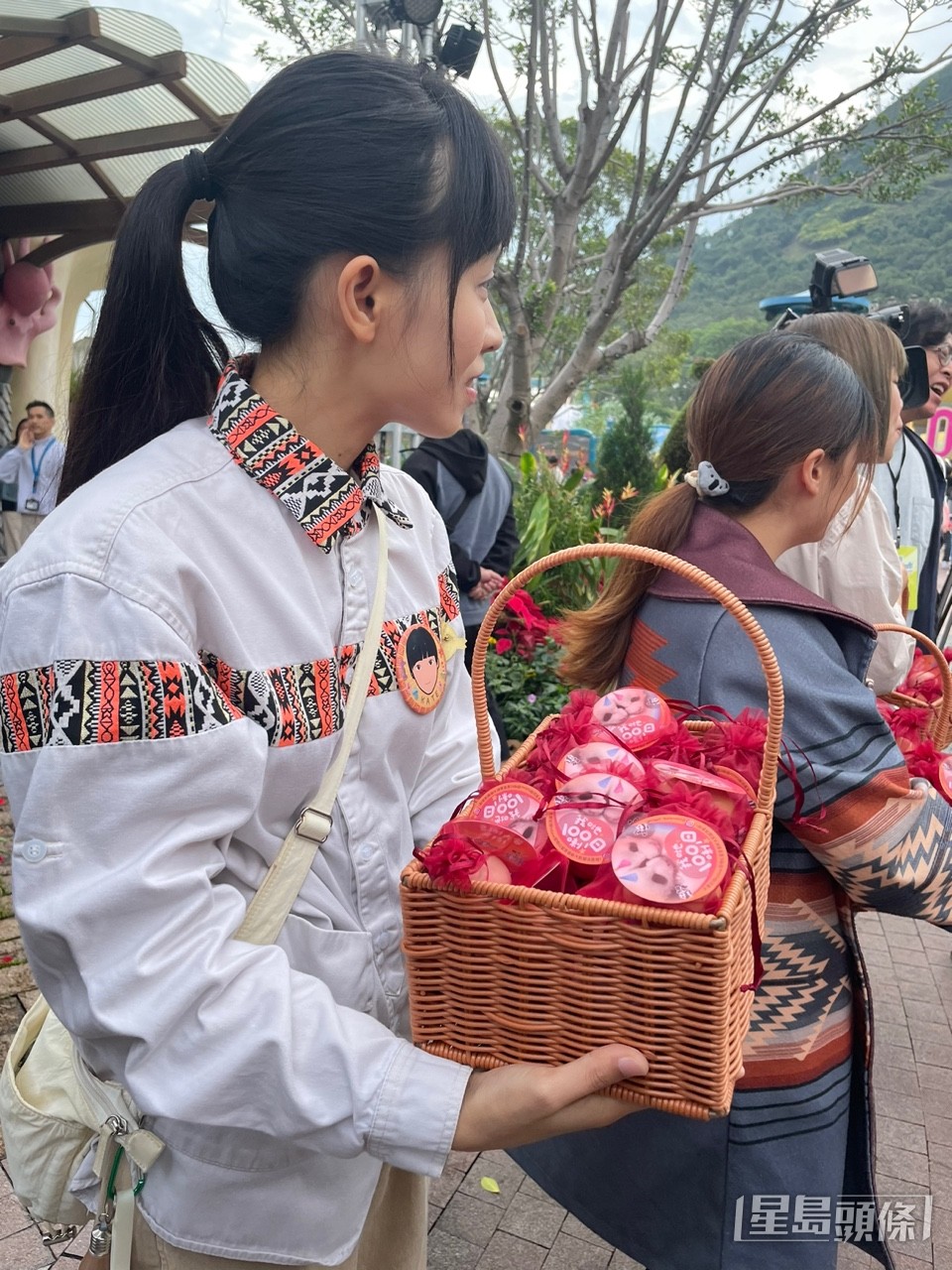 海洋公園向入場人士派發紅雞蛋及豬腳薑醋。蔡思宇攝