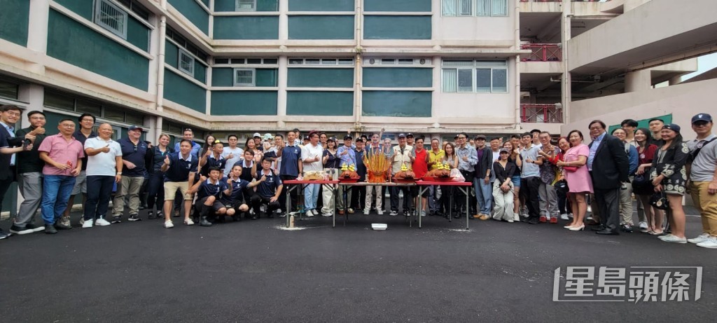 游達榮來港後入鄉隨俗，今午在馬房舉行拜神儀式。