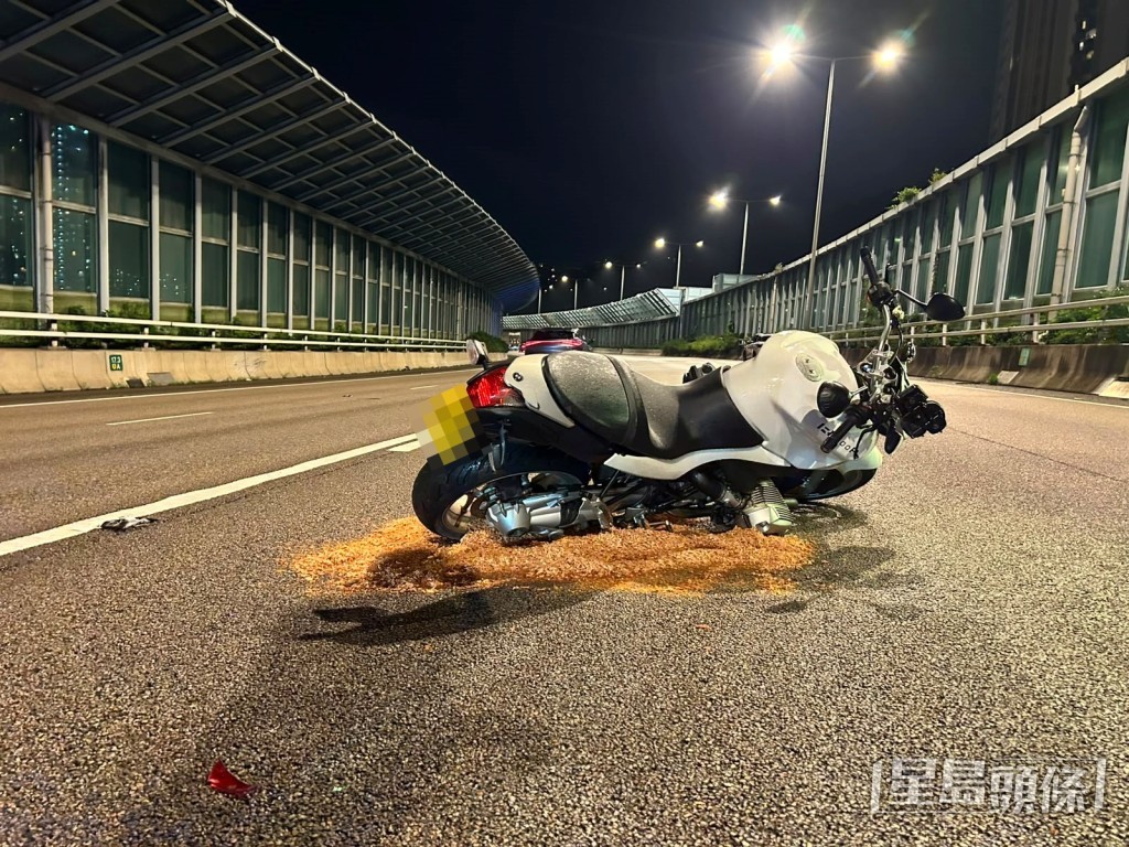 捱撞電單車倒地漏油。曾志恆攝
