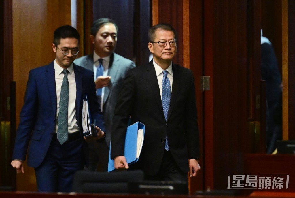 財政司司長陳茂波(右一)。劉駿軒攝 財政司司長陳茂波(右一)。劉駿軒攝