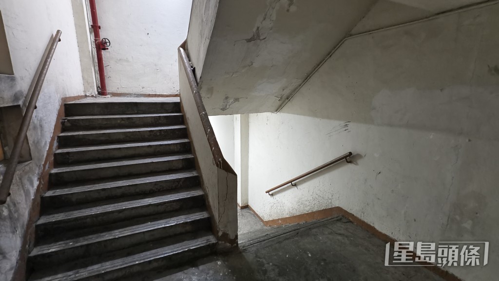 老婦被陌生男從後箍頸,並遭強行帶到後樓梯位置。 老婦被陌生男從後箍頸,並遭強行帶到後樓梯位置。