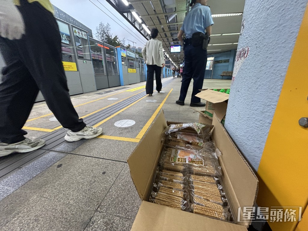 港鐵職員向受影響乘客派發食水、餅乾及免費車票。 港鐵職員向受影響乘客派發食水、餅乾及免費車票。