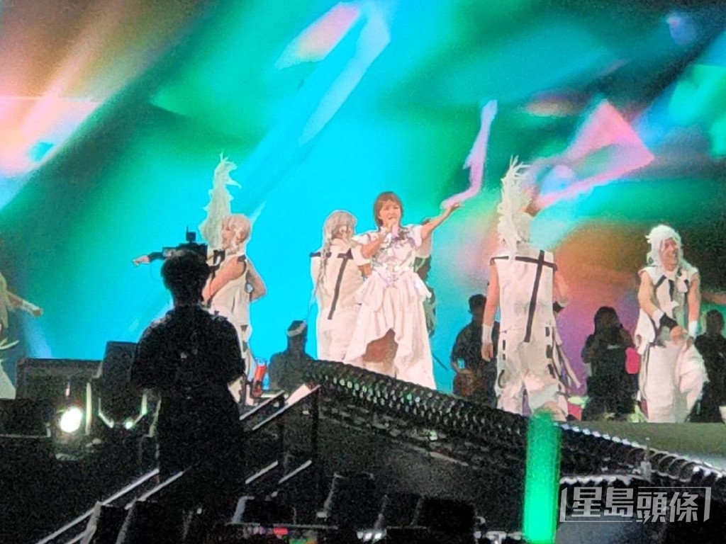 全場爆滿與歌迷萬人大合唱。