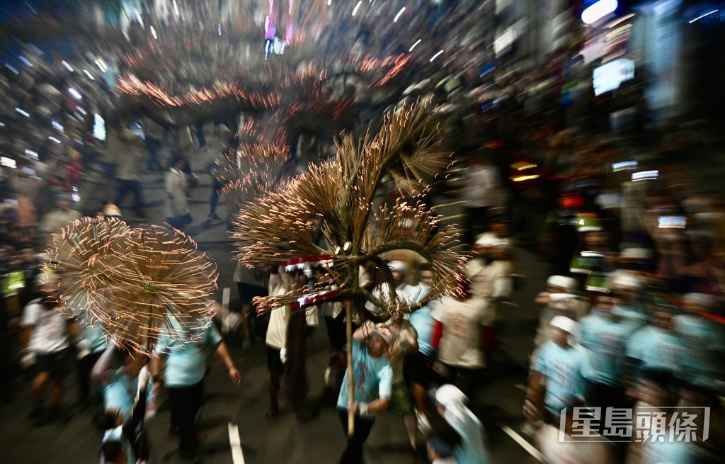大小火龍在街道上舞動。