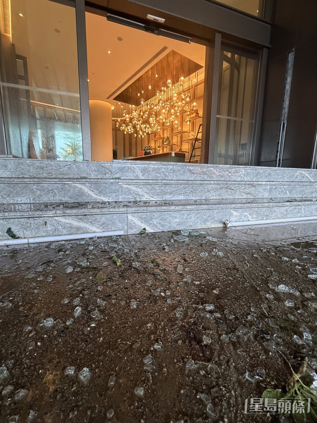 位於港島南區的香港富麗敦海洋公園酒店，遭巨浪沖爆玻璃門，大量海水湧入酒店大堂內。資料圖片