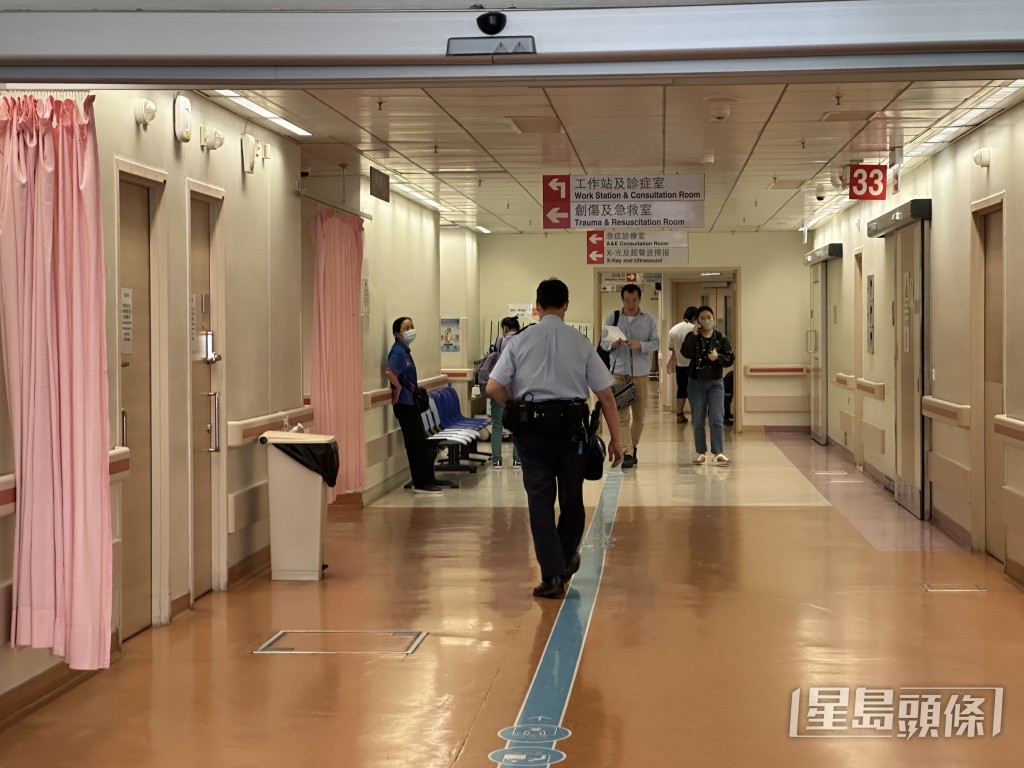 青年墮城門河，警員到醫院了解事件。梁國峰攝