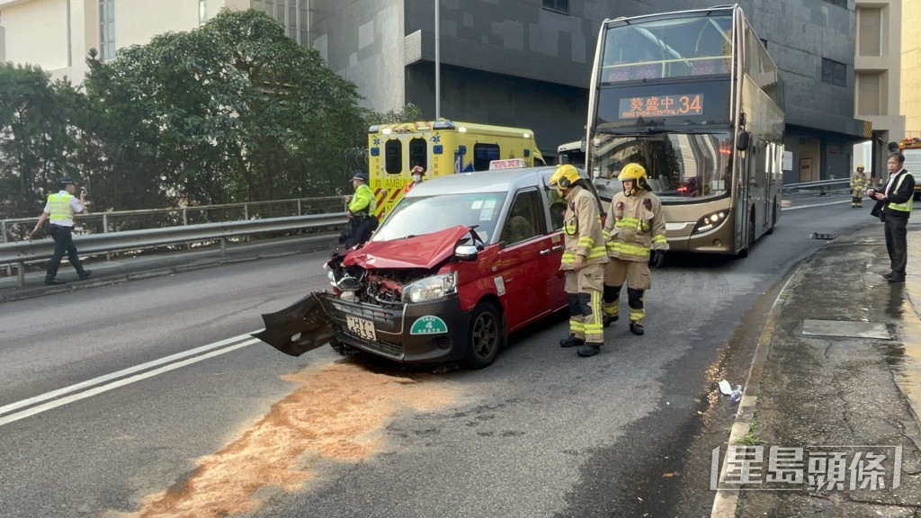 的士車頭撞毀。 的士車頭撞毀。