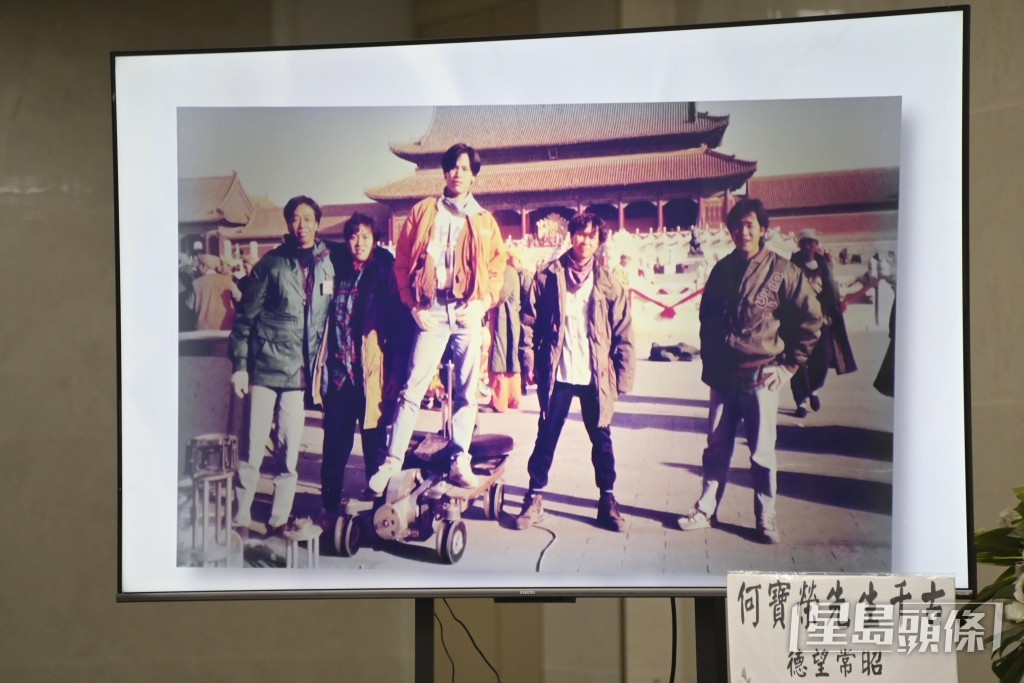 靈堂內的電視播放不少何寶榮昔日的照片。