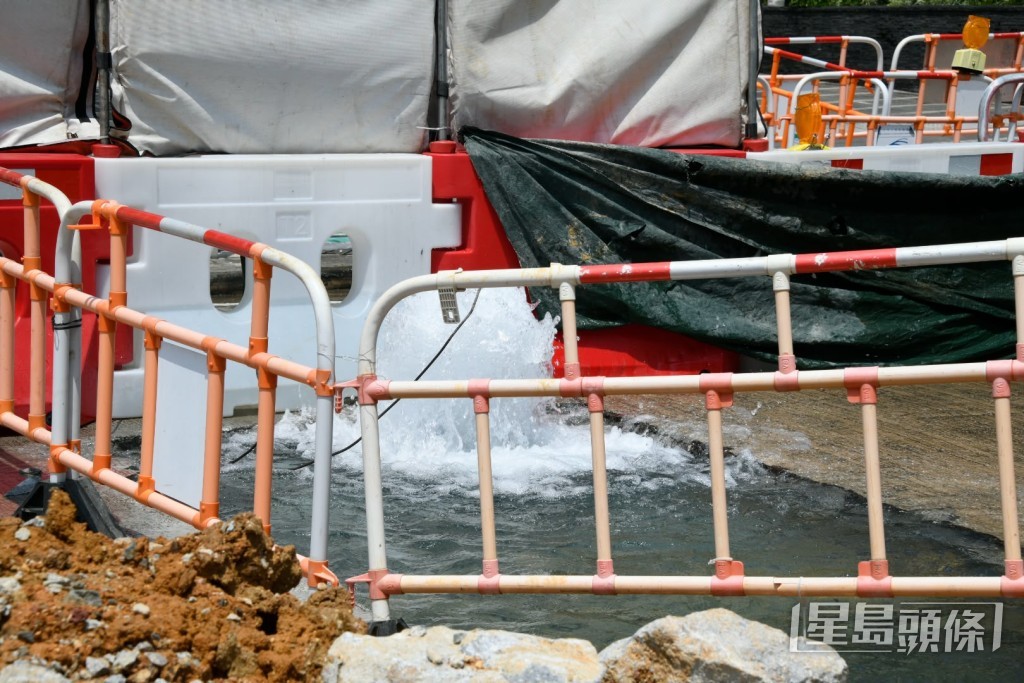 現場仍有水由地底湧出。楊偉亨攝 現場仍有水由地底湧出。楊偉亨攝