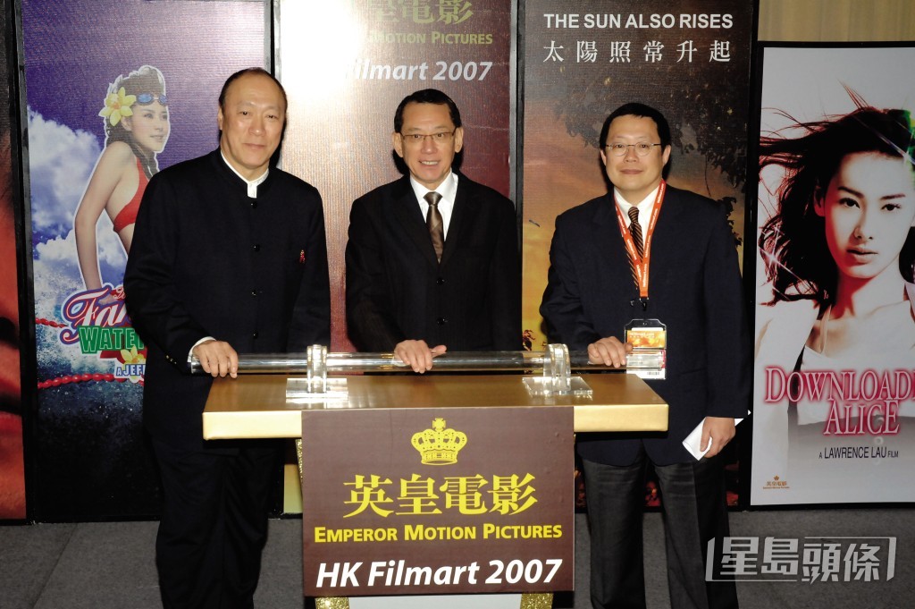 陈欣健多年来与英皇集团主席杨受成交情要好，当年陈欣健监制、陈百强及张国荣主演的《喝采》，亦是多得杨受成投资，才能成功开拍。