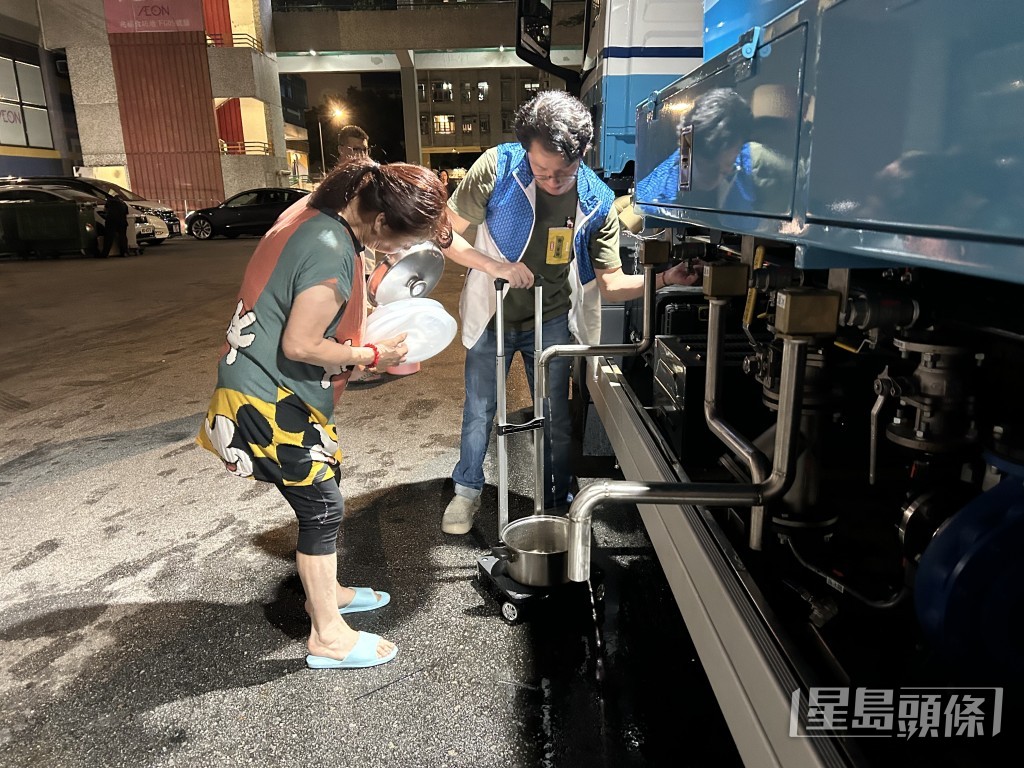 居民落樓取水。 居民落樓取水。