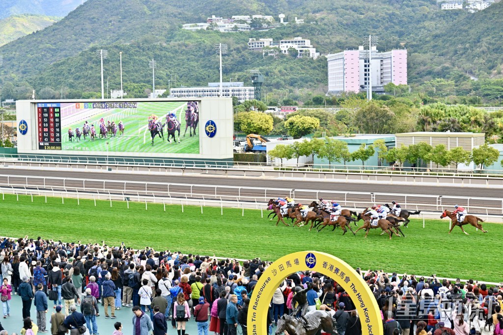 大批市民入馬場觀看。