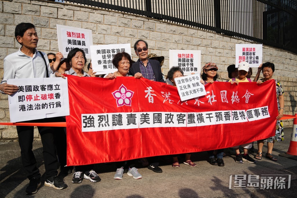 香港廣東社團總會亦有示威行動,高叫「香港由法治及興,無可阻擋,制裁法官,天理不容。」蘇正謙攝 香港廣東社團總會亦有示威行動,高叫「香港由法治及興,無可阻擋,制裁法官,天理不容。」蘇正謙攝