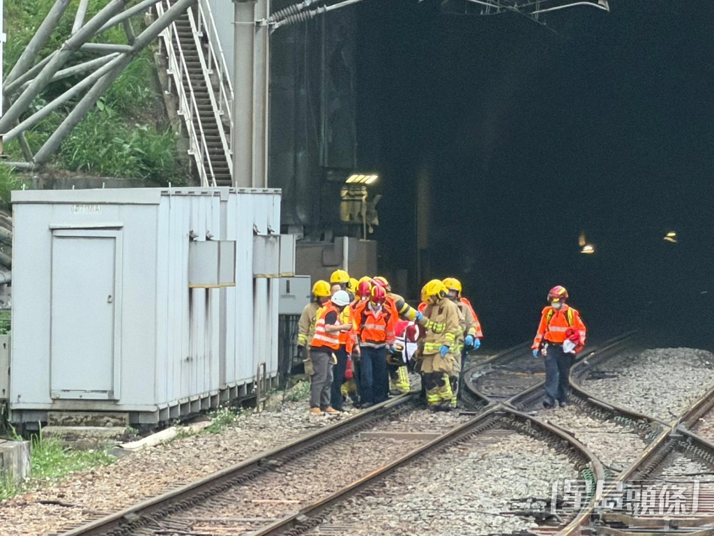 有人擅自打開車尾逃生門進入路軌範圍,涉事35歲男子亦觸電全身燒傷昏迷。 有人擅自打開車尾逃生門進入路軌範圍,涉事35歲男子亦觸電全身燒傷昏迷。