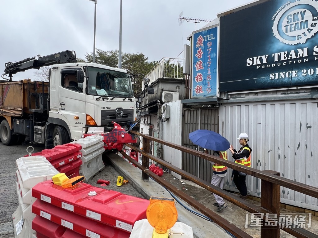 貨車險衝入村屋。許文光攝