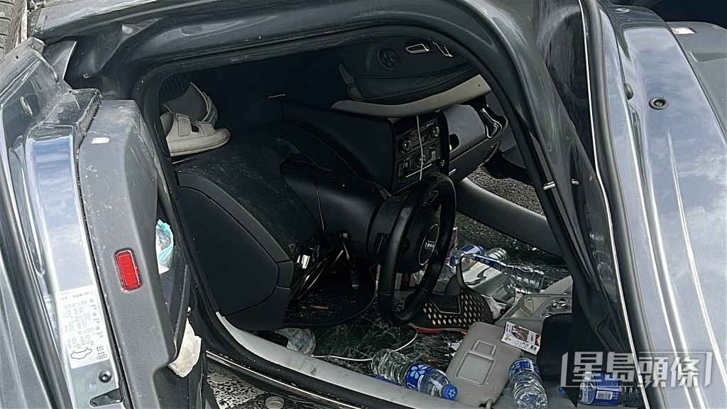 車內雜物一地。劉漢權攝