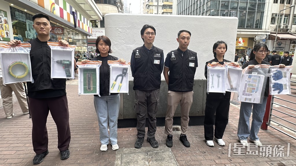 入境處特遣隊副指揮官巫泉傑（圖右三）講述案情。