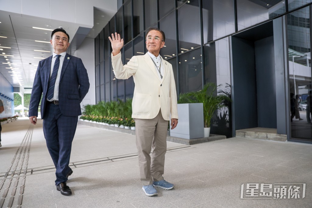 他指有不少因方案未達理想而需「含淚」投下棄權票的遺憾時刻。