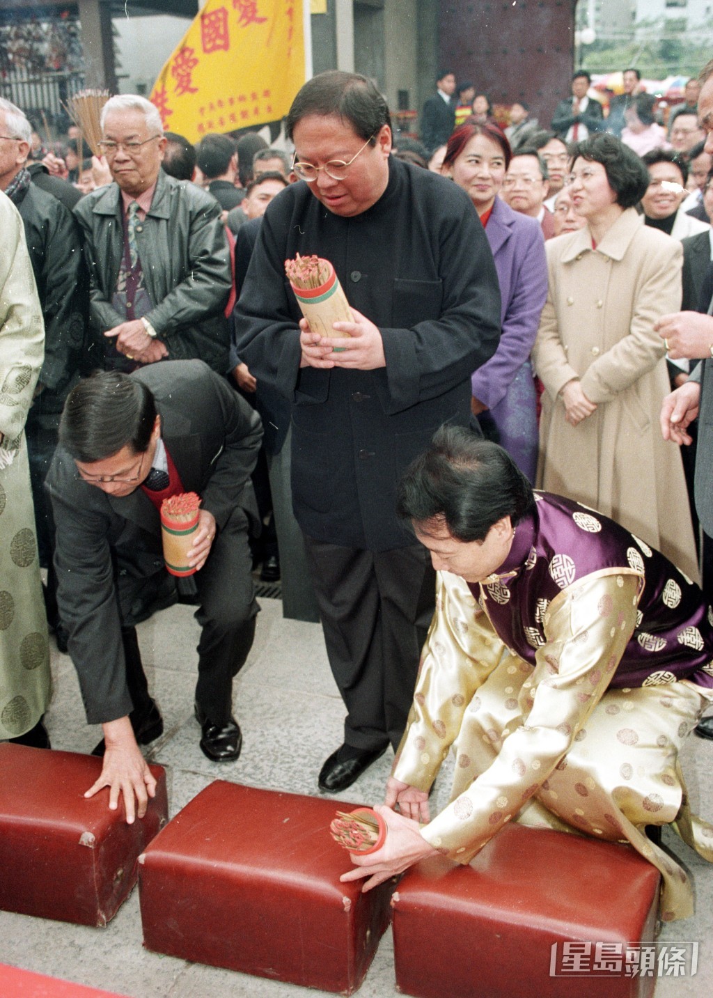 何志平2003年為港求籤。資料圖片 何志平2003年為港求籤。資料圖片