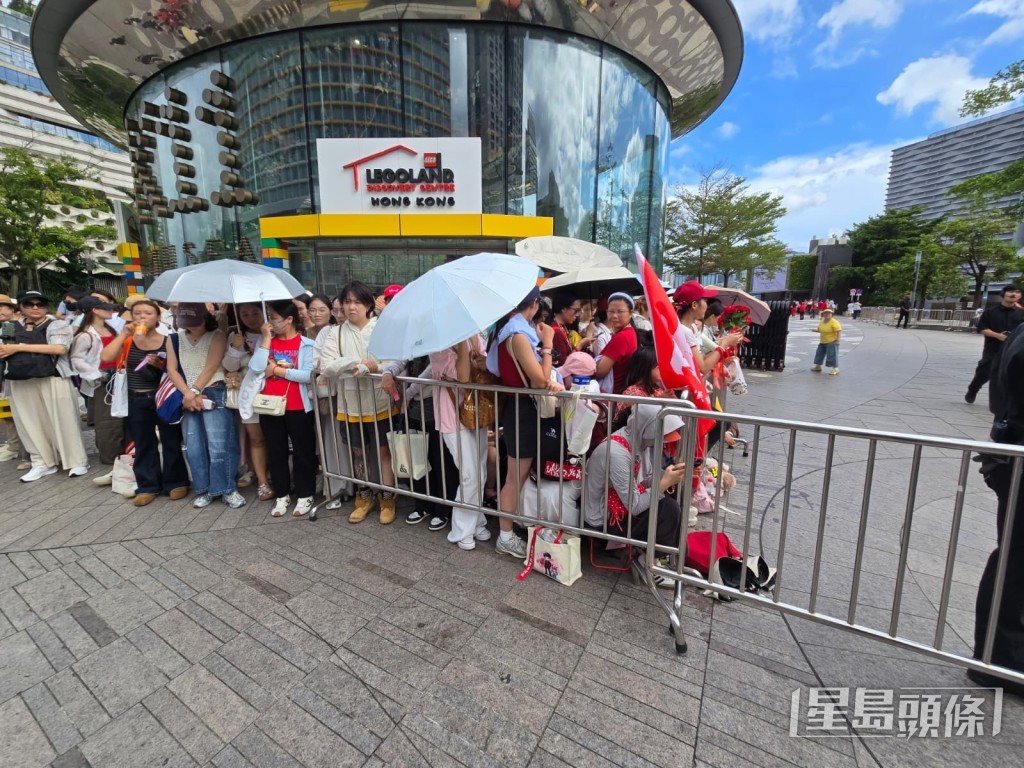 粉絲早已霸好有利位置。 粉絲早已霸好有利位置。