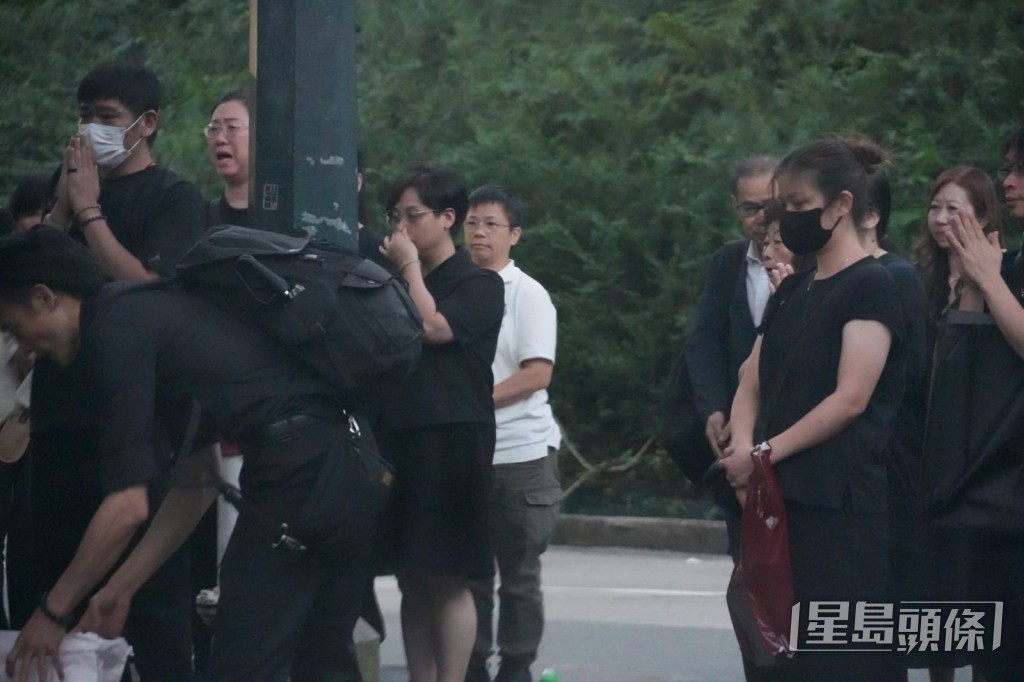潘小文神情哀傷。 潘小文神情哀傷。