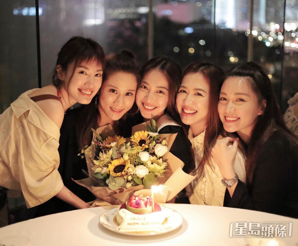 「2 LINE黨」成員（左起）蔣家旻、張嘉兒、朱千雪、岑杏賢、湯洛雯。