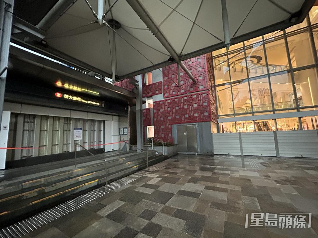 近月本港出現數次暴雨，港鐵啟動黃大仙站B3出入口的防水門，以預防水浸。 